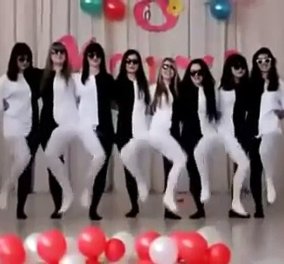 Viral βίντεο - Ο χορός του καλσόν: Κινούνται όλοι μαζί σαν ένα! 