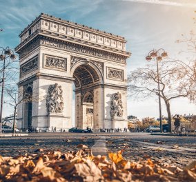 Παγκόσμιο θέαμα η Αψίδα του Θριάμβου στο Παρίσι, ντυμένη με 25.000 τ.μ ύφασμα
