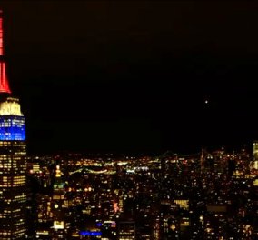 Το Εmpire State Building της Νέας Υόρκης στα χρώματα της γαλλικής σημαίας- Για την Παναγία των Παρισίων (φώτο)