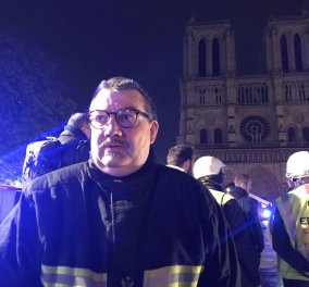 Ο ήρωας της Γαλλίας είναι πυροσβέστης - παπάς: Έσωσε το «Ακάνθινο στεφάνι του Ιησού» ορμώντας στην Παναγία των Παρισίων (φωτό)