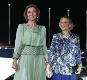 Σπάνια εμφάνιση: Μαζί η πρώην βασίλισσα της Ισπανίας Σοφία με ασημί σακάκι κι η αδελφή της πριγκίπισσα Ειρήνη