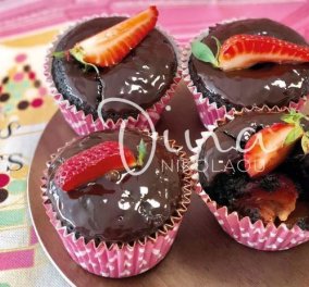 Ντίνα Νικολάου: Μας φτιάχνει σοκολατένιους πειρασμούς – Brownies cupcakes γεμιστά με φράουλες