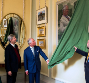 Ο πρίγκιπας Κάρολος κάνει τα αποκαλυπτήρια του πορτρέτου του στο κάστρο του Χίλσμπορο στη Β. Ιρλανδία
