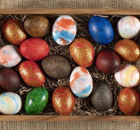 Άκης Πετρετζίκης: Φτιάξτε τα πιο εντυπωσιακά χρωματιστά αυγά για το Πάσχα με 3 τρόπους