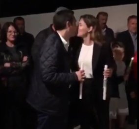 Το "φιλί της αγάπης"  του Αλέξη Τσίπρα στην Περιστέρα Μπαζιάνα για το "Χριστός Ανέστη" - Δείτε το βίντεο & τις selfies του πρωθυπουργού