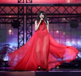 Εντυπωσίασε η Dana International με το κόκκινο φόρεμα της στη Eurovision - Ξανά στη σκηνή του διαγωνισμού έπειτα από 21 χρόνια (Βίντεο)