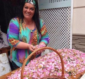 Η Μαρία Εκμεκτσίογλου μάζεψε όλα τα τριαντάφυλλα Ελλάδας – Τουρκίας και τα κάνει γλυκό στο βάζο (φωτό)
