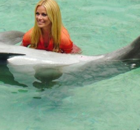Το κορίτσι η Ζέτα Μακρυπούλια και το δελφίνι: Το φιλάει γλυκά και είναι πανέμορφη (φώτο)