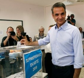 Ιδιαίτερη μέρα για τον Κυριάκο Μητσοτάκη: Στο εκλογικό κέντρο μαζί με το γιο του που ψηφίζει για πρώτη φορά (φώτο-βίντεο)