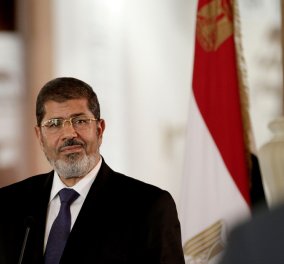 Μέσα στο δικαστήριο κατέρρευσε & πέθανε ο πρώην πρόεδρος της Αιγύπτου, Μόρσι - Τον είχαν καταδικάσει σε ισόβια (βίντεο) 