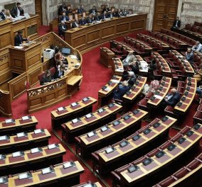 Μέχρι το μεσημέρι η θυροκόλληση για τη διάλυση της Βουλής  - Παραιτείται η κυβέρνηση