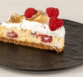 Ο Άκης Πετρετζίκης μας φτιάχνει το πιο καλοκαιρινό cheesecake που υπάρχει – Με άσπρη σοκολάτα και raspberry (βίντεο)
