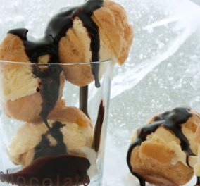Ο Στέλιος Παρλιάρος μας φτιάχνει το απόλυτο καλοκαιρινό γλυκό - Παγωμένο προφιτερόλ με σος σοκολάτας