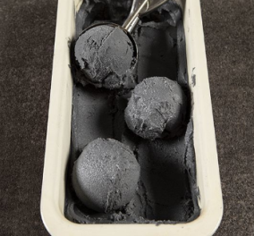 O Άκης Πετρετζίκης ετοιμάζει απίθανη συνταγή για τους vegan - Μαύρο παγωτό καρύδας