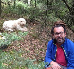 Αποκλειστικό – Made in Greece η «Ύδνον» & ο Δημήτρης Δημόπουλος: Με ειδικά εκπαιδευμένους σκύλους οργώνει τα βουνά για να βρει τρούφες – Τις βάζει σε βαζάκι & τις κάνει γκουρμέ επιλογές