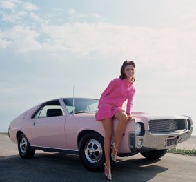 14 Vintage φωτογραφίες με κορίτσια του Playboy να ποζάρουν πάνω σε λιμουζίνες στα μέσα του 1960 & 1970
