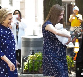 Ενθουσιασμένη γιαγιά η Χίλαρι Κλίντον σε φώτο με την κόρη της που βγαίνει από το μαιευτήριο κρατώντας το τρίτο της μωρό (φώτο)