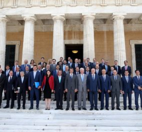 O 50 αποχρώσεις του μπλε των ανδρών Υπουργών & ένα κόκκινο γυναικείο σακάκι (ΦΩΤΌ) 