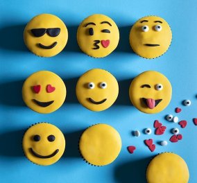 Ο Άκης Πετρετζίκης μας φτιάχνει λαχταριστά Emoji cupcakes για την #WorldEmojiDay!
