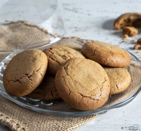 O Άκης Πετρετζίκης μας φτιάχνει πεντανόστιμα cookies με ζάχαρη καρύδας