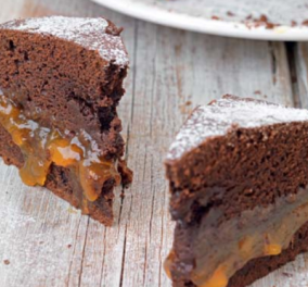 Η Αργυρώ Μπαρμπαρίγου προτείνει ένα σοκολατένιο κέικ γεμιστό με μαρμελάδα βερίκοκο, γεμάτη γεύση και μοναδικό άρωμα!