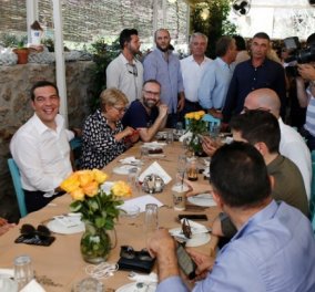 Χαλαρός , χαμογελαστός & αδυνατισμένος ο Αλέξης Τσίπρας στο γεύμα με τους δημοσιογράφους - Σε παραδοσιακό ουζερί στο Λαύριο (φώτο-βίντεο)