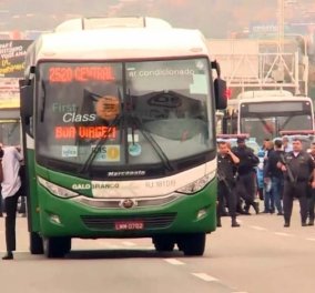 Τρόμος στο Ρίο Ντε Τζανέιρο: Ένοπλος κρατά ομήρους τους επιβάτες ενός λεωφορείου σε γέφυρα - Απειλεί να τους κάψει (φώτο-βίντεο)