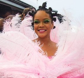 Η Rihanna στην πατρίδα της: Ντύθηκε ροζ φλαμένκο με φτερά - χόρεψε με αγνώστους - Μας συγκίνησε με τον 90χρονο παππού της (φώτο-βίντεο)