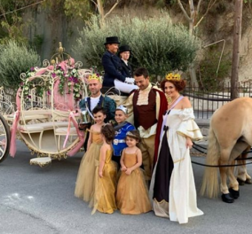 Ο Γιώργος Αγγελόπουλος έγινε πρίγκιπας Nτάνος: Xειροφίλημα στην μικρή Έλενα, χορός με άμαξα εκπληρώνοντας την επιθυμία της (φωτό)