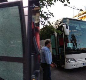 "Τέξας" το κέντρο της Αθήνας- Οδηγός ΙΧ πυροβόλησε με καραμπίνα τουριστικό λεωφορείο έξω από το 'Caravel"  (φώτο)