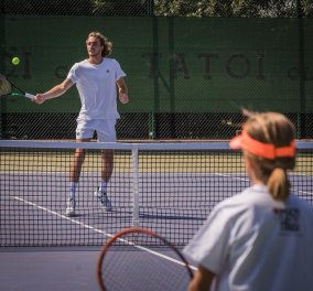 Ο Στέφανος Τσιτσιπάς έπαιξε τένις με τα παιδιά της  Ένωσης «Μαζί για το Παιδί»