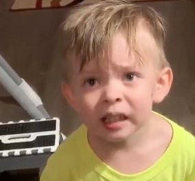 Aπολαυστικός πιτσιρικάς: Η απίστευτη αντίδρασή του, όταν  η μαμά του δεν τον φίλησε πριν φύγει για δουλειά (βίντεο)