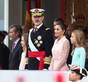 Η Βασίλισσα Λετίσια με υπέροχο, ρομαντικό ροζ φόρεμα για την Εθνική Ημέρα της Ισπανίας – Πλάι στον σύζυγό της Φελίπε & τις κόρες της