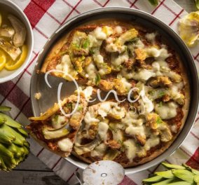 Η Ντίνα Νικολάου μας φτιάχνει μια διαφορετική πίτσα – Με αγκινάρες, λιαστή ντομάτα & σκόρδο