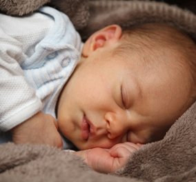 Νεογέννητο μωρό 3 εβδομάδων βρήκε φρικτό θάνατο: Το καταπλάκωσε ο πατέρας του στον ύπνο (φώτο)