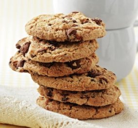 Φτιάξτε γρήγορα και εύκολα υγιεινά μπισκότα βρώμης με σοκολάτα με τη βοήθεια της Αργυρώς Μπαρμπαρίγου