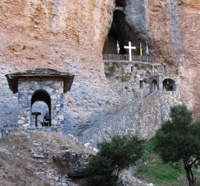 Απίθανη λήψη με Drone Video: Το εκκλησάκι της Παναγίας των βράχων ή Κατακεκρυμμένης σαν αετοφωλιά σε απόκρημνη άκρη του Ναυπλίου   