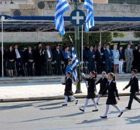 Ολοκληρώθηκε η μαθητική παρέλαση στην Αθήνα  - Πλήθος κόσμου με χαμόγελα & χειροκροτήματα (φωτό)