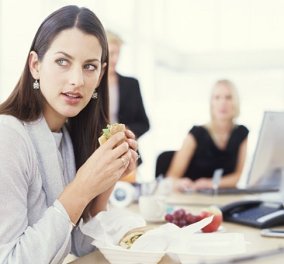 Η πολλή δουλειά βλάπτει... την ζυγαριά - Δείτε τη σωστή διατροφή στο γραφείο για να χάσετε κιλά 