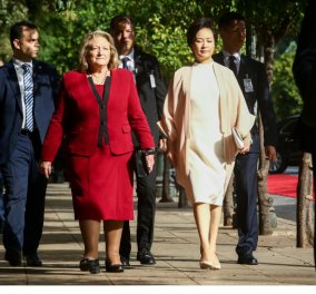  Πενγκ Λιγουάν: Το πράσινο βραχιόλι & τα κόκκινα σκουλαρίκια της εντυπωσιακής συζύγου του Σι Τζίνπινγκ (φώτο) 