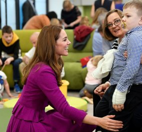 H Kate Middleton με μωβ φόρεμα Oscar de la Renta & μαύρο καλσόν ανοίγει νέο νοσοκομείο για τα παιδιά - Φώτο 