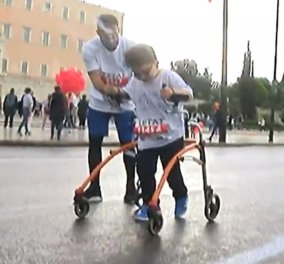 «Φτάσε εκεί που δεν μπορείς»: Ο μικρός Μιχάλης με την τετραπληγία  δίνει μαθήματα ζωής στο Μαραθώνιο (βίντεο)