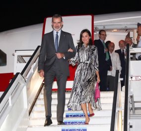Εντυπωσιακή στην άφιξη της στην Αβάνα η Βασίλισσα Λετίθια της Ισπανία: Ασπρόμαυρο ολομέταξο φόρεμα & κόκκινες γόβες - Φώτο & Βίντεο  