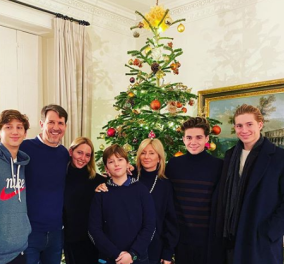 Ο Πρίγκιπας Παύλος αγκαλιά με τα 5 παιδιά του και την Μαρί Σαντάλ εύχεται για τα Χριστούγεννα - Φώτο 