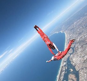 Βίντεο - Φώτο: Ξεπερνάει κάθε φαντασία ο "χορός" στον αέρα με απίθανες φιγούρες για δύο τολμηρούς skydivers   
