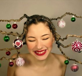 "Christmas Tree Hair": Η νέα τάση του Instagram με κοπέλες να μετατρέπουν τα μαλλιά τους σε Χριστουγεννιάτικο δένδρο