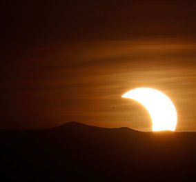 Εντυπωσιακή έκλειψη Ηλίου στην Ασία: Μοναδικές φωτογραφίες & βίντεο από το υπέροχο θέαμα στον ουρανό 