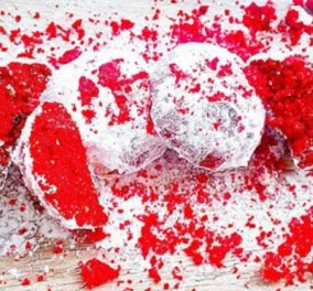 Κόκκινος κουραμπιές! Η Αργυρώ Μπαρμπαρίγου σε μια επαναστατική συνταγή: Από τον... χιονάτο στον κουραμπιέ-φωτιά