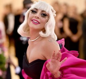 Η Lady Gaga γιορτάζει τα Χριστούγεννα με ουίσκι, ψεύτικη γούνα & γυαλιά - Φώτο