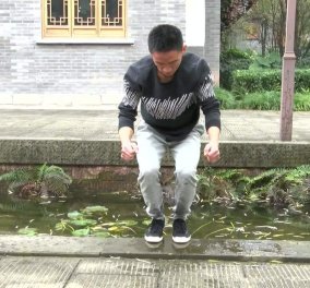Viral βίντεο με δάσκαλο κουνγκ φου: Περπατάει & πηδάει πάνω στο νερό - Θα μείνετε άφωνοι!